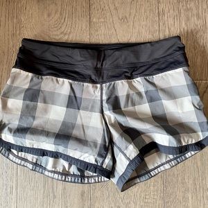 Lululemon “Groove run short” size 6, EUC, no signs of wear.